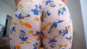 Peitos Naturais Pequenos E Bunda Grande Para Uma Foda Intensa