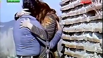 Casal Turco Compartilha Um Beijo Apaixonado E Brincadeiras Sensuais.