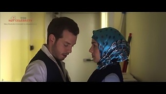 Akkya Begüm'Ün 2012 Yılında Ateşli Türk Türbanlı Kızla Karşılaşması