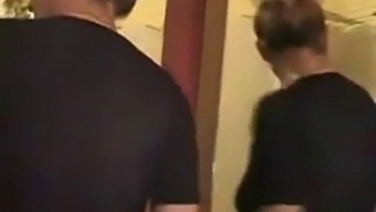 老和年轻:妈妈和继子一起洗澡