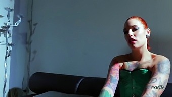 Melissa接受了silvia Rubio的足部恋物癖训练