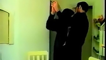 Beijo Apaixonado E Brincadeira Com Os Seios De Um Casal Turco Quente