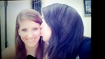 ゲイ男性が2人の女性がレズビアン活動に従事するのを見ながら射精する