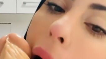 Amateur Cachondo Se Masturba Con Un Enorme Consolador