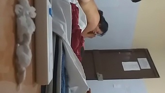加入我,我在热门视频中探索我紧身朋友的阴道深处