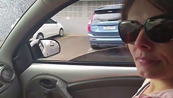 Убер Јахач Зарађује Вожњу Кући Оралним Вештинама.