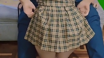 悪戦苦闘する義理の娘に、両親が留守中に厳しい話と親密な出会いで罰を与える