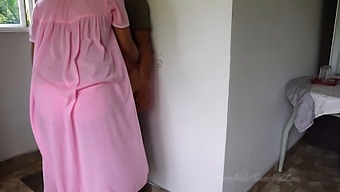 スリランカの寝取られ夫が妻と友人が情熱的なセックスに従事するのを見ています。