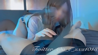 天然のおっぱいのティーンがカウガールの体位でファックされる