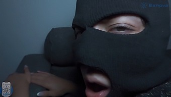 V Svojem Domu Sem Odkril Seksi Tatu Z Osupljivo Zadnjico. Kaj Bi Storili S To Zaobljeno Lepotico?