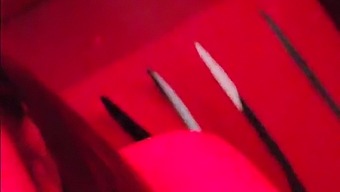 Obiščem Swinger Klub, Vstopim V Zaprt Prostor In Doživim Skupinski Seks, Ne Da Bi Vedel, Kdo Prodira Vame, Medtem Ko Izgovarjam Svoje Užitke