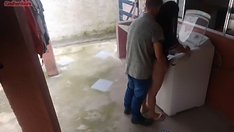 Dona De Casa Brasileira Troca Favores Sexuais Com O Reparador Da Máquina De Lavar Na Ausência Do Marido
