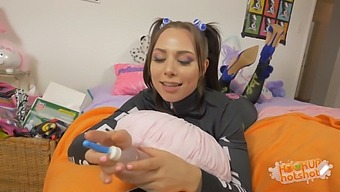 Aidra Fox Utforskar Djupet Av Sina Önskningar I Detta Lesbiska Möte.