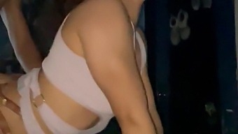 Une Femme Mince Avec De Petits Seins Profite Du Sexe En Missionnaire Avec Une Grosse Bite.