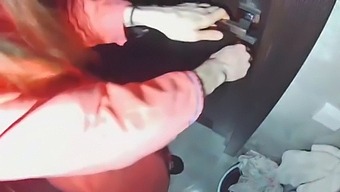 Äkta Hemmagjord Video Av En Fru Som Har Sex Med Sin Mans Vänner.